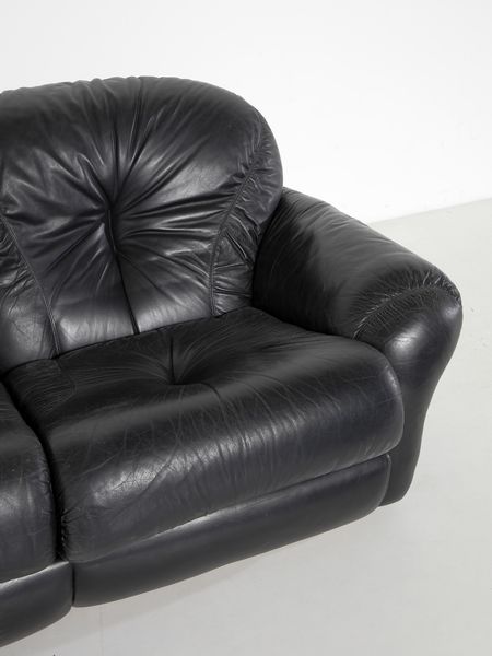 MANIFATTURA ITALIANA : Grande divano angolare a sette posti  - Asta Asta 443 | DESIGN E ARTI DECORATIVE DEL NOVECENTO Online - Associazione Nazionale - Case d'Asta italiane