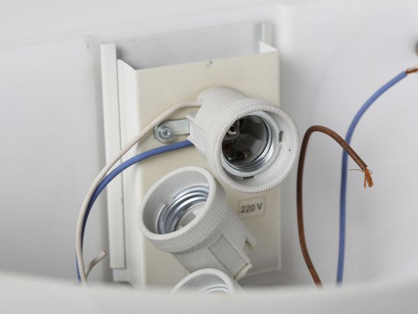 CANDLE : Cinque lampade da parete, Milano  - Asta Asta 443 | DESIGN E ARTI DECORATIVE DEL NOVECENTO Online - Associazione Nazionale - Case d'Asta italiane