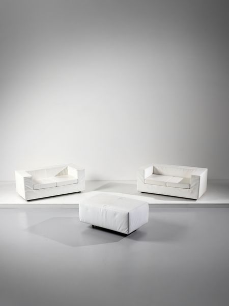 LANDELS WILLIE (n. 1928) : Coppia di divani a due posti mod. Throw Away e pouf su ruote per Zanotta, Nova Milanese  - Asta Asta 443 | DESIGN E ARTI DECORATIVE DEL NOVECENTO Online - Associazione Nazionale - Case d'Asta italiane