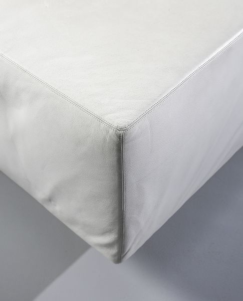 LANDELS WILLIE (n. 1928) : Coppia di divani a due posti mod. Throw Away e pouf su ruote per Zanotta, Nova Milanese  - Asta Asta 443 | DESIGN E ARTI DECORATIVE DEL NOVECENTO Online - Associazione Nazionale - Case d'Asta italiane