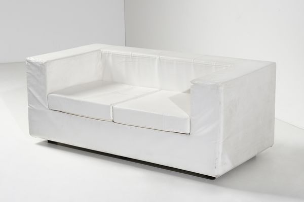 LANDELS WILLIE (n. 1928) : Coppia di divani a due posti mod. Throw Away e pouf su ruote per Zanotta, Nova Milanese  - Asta Asta 443 | DESIGN E ARTI DECORATIVE DEL NOVECENTO Online - Associazione Nazionale - Case d'Asta italiane