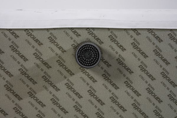 LANDELS WILLIE (n. 1928) : Coppia di divani a due posti mod. Throw Away e pouf su ruote per Zanotta, Nova Milanese  - Asta Asta 443 | DESIGN E ARTI DECORATIVE DEL NOVECENTO Online - Associazione Nazionale - Case d'Asta italiane