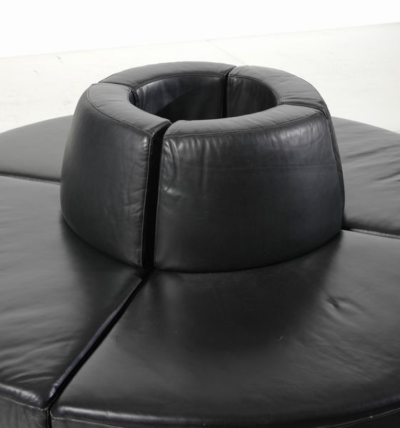 AROSIO PIETRO (n. 1946) : Divano mod. Intercity per Tacchini, Italia  - Asta Asta 443 | DESIGN E ARTI DECORATIVE DEL NOVECENTO Online - Associazione Nazionale - Case d'Asta italiane