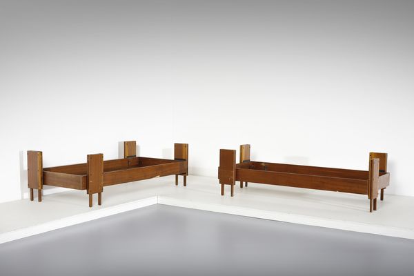 MANIFATTURA ITALIANA : Coppia di letti singoli  - Asta Asta 443 | DESIGN E ARTI DECORATIVE DEL NOVECENTO Online - Associazione Nazionale - Case d'Asta italiane