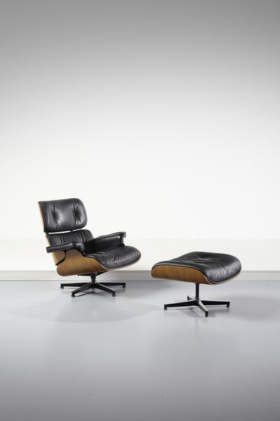 MANIFATTURA ITALIANA : Chaise longue con poggiapiedi ispirati ai mod. 670 e 371 di Charles e Ray Eames  - Asta Asta 443 | DESIGN E ARTI DECORATIVE DEL NOVECENTO Online - Associazione Nazionale - Case d'Asta italiane
