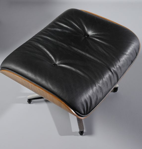 MANIFATTURA ITALIANA : Chaise longue con poggiapiedi ispirati ai mod. 670 e 371 di Charles e Ray Eames  - Asta Asta 443 | DESIGN E ARTI DECORATIVE DEL NOVECENTO Online - Associazione Nazionale - Case d'Asta italiane