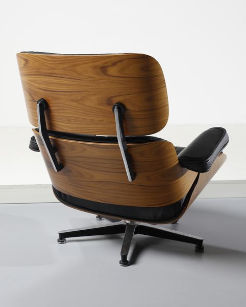 MANIFATTURA ITALIANA : Chaise longue con poggiapiedi ispirati ai mod. 670 e 371 di Charles e Ray Eames  - Asta Asta 443 | DESIGN E ARTI DECORATIVE DEL NOVECENTO Online - Associazione Nazionale - Case d'Asta italiane