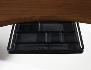 OSVALDO BORSANI (1911-1985) & EUGENIO GERLI (1923-2013) : Scrivania curva della serie Graphis per Tecno, Varedo  - Asta Asta 443 | DESIGN E ARTI DECORATIVE DEL NOVECENTO Online - Associazione Nazionale - Case d'Asta italiane