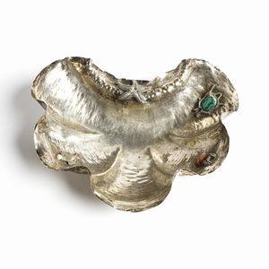 FINZI ARRIGO (1890 - 1973) : attribuito. Svuotatasche con applicazioni di gusto marinaro e cabochon a sbalzi, Milano  - Asta Asta 443 | DESIGN E ARTI DECORATIVE DEL NOVECENTO Online - Associazione Nazionale - Case d'Asta italiane