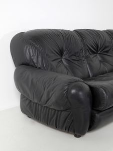 MANIFATTURA ITALIANA : Grande divano angolare a sette posti  - Asta Asta 443 | DESIGN E ARTI DECORATIVE DEL NOVECENTO Online - Associazione Nazionale - Case d'Asta italiane