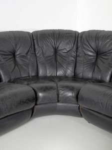 MANIFATTURA ITALIANA : Grande divano angolare a sette posti  - Asta Asta 443 | DESIGN E ARTI DECORATIVE DEL NOVECENTO Online - Associazione Nazionale - Case d'Asta italiane