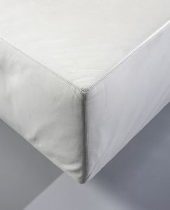 LANDELS WILLIE (n. 1928) : Coppia di divani a due posti mod. Throw Away e pouf su ruote per Zanotta, Nova Milanese  - Asta Asta 443 | DESIGN E ARTI DECORATIVE DEL NOVECENTO Online - Associazione Nazionale - Case d'Asta italiane