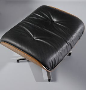 MANIFATTURA ITALIANA : Chaise longue con poggiapiedi ispirati ai mod. 670 e 371 di Charles e Ray Eames  - Asta Asta 443 | DESIGN E ARTI DECORATIVE DEL NOVECENTO Online - Associazione Nazionale - Case d'Asta italiane