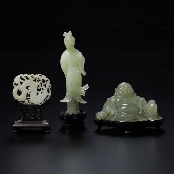 Lotto formato due figure e una placca scolpite in giada, Cina, Dinastia Qing, XIX secolo  - Asta Arte orientale  - Associazione Nazionale - Case d'Asta italiane