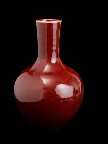 Vaso a bottiglia in porcellana monocroma sangue di bue, Cina, Repubblica, XX secolo  - Asta Arte orientale  - Associazione Nazionale - Case d'Asta italiane