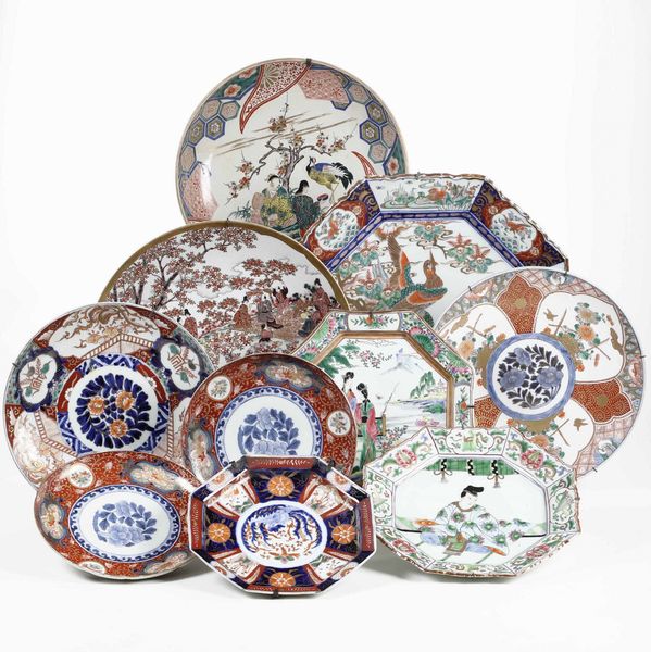 Lotto composto da dieci piatti in porcellana con decori diversi, Cina/Giappone, XIX secolo  - Asta Arte orientale  - Associazione Nazionale - Case d'Asta italiane