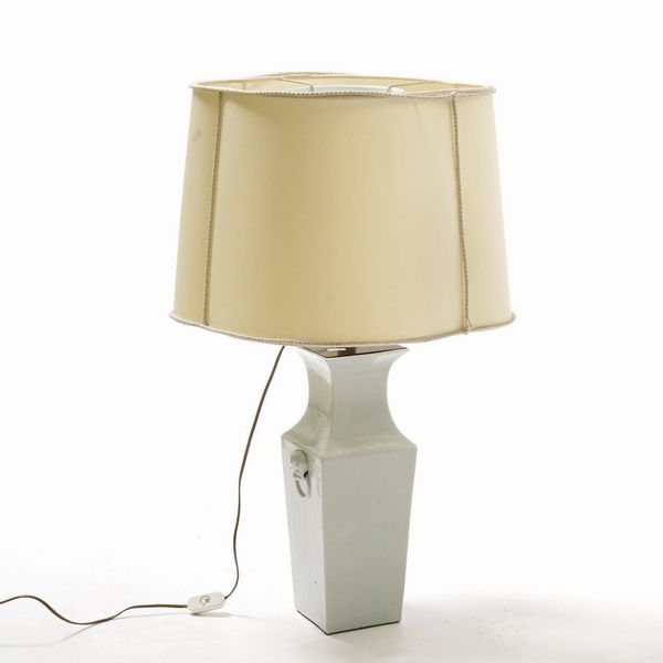 Vaso in porcellana Blanc de Chine con mascheroni a foggia di testa leonina, Cina, XX secolo  - Asta Arte orientale  - Associazione Nazionale - Case d'Asta italiane