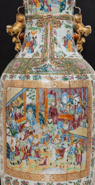 Grande vaso in porcellana a decoro di scene di vita comune, Famiglia Rosa, Canton, Cina, Dinastia Qing, ultimo quarto XIX secolo  - Asta Arte orientale  - Associazione Nazionale - Case d'Asta italiane