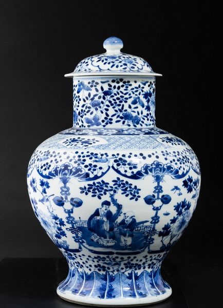 Vaso con coperchio in porcellana bianca e blu a decoro floreale e scene di vita comune, Cina, Dinastia Qing, XIX secolo  - Asta Arte orientale  - Associazione Nazionale - Case d'Asta italiane