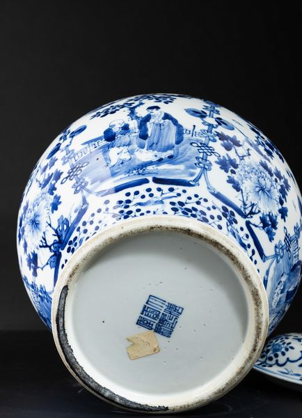 Vaso con coperchio in porcellana bianca e blu a decoro floreale e scene di vita comune, Cina, Dinastia Qing, XIX secolo  - Asta Arte orientale  - Associazione Nazionale - Case d'Asta italiane