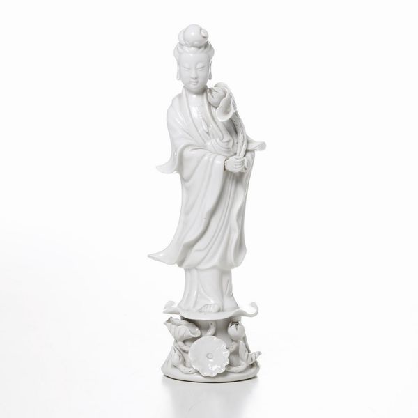 Figura di Guanyin con fiore in porcellana Blanc de Chine, Cina, XX secolo  - Asta Arte orientale  - Associazione Nazionale - Case d'Asta italiane