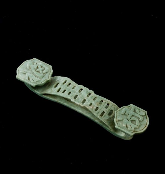 Ruyj scolpito in giada, Cina, XX secolo  - Asta Arte orientale  - Associazione Nazionale - Case d'Asta italiane