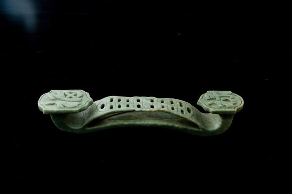 Ruyj scolpito in giada, Cina, XX secolo  - Asta Arte orientale  - Associazione Nazionale - Case d'Asta italiane