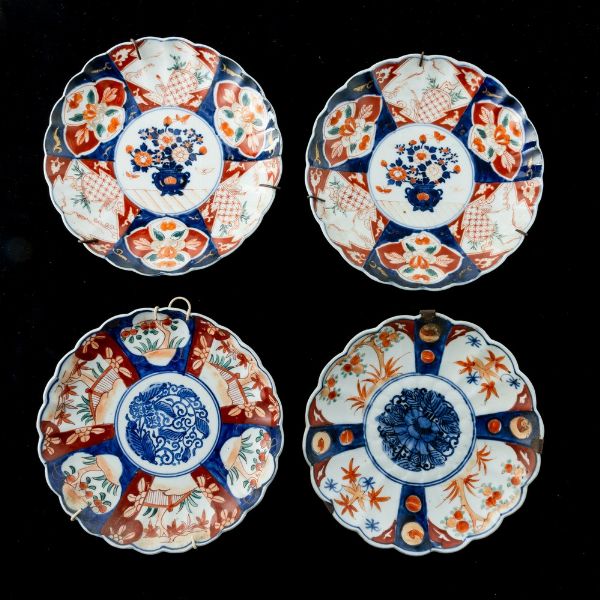 Quattro piatti in porcellana Imari con decori floreali, Giappone, periodo Meiji (1868-1912)  - Asta Arte orientale  - Associazione Nazionale - Case d'Asta italiane