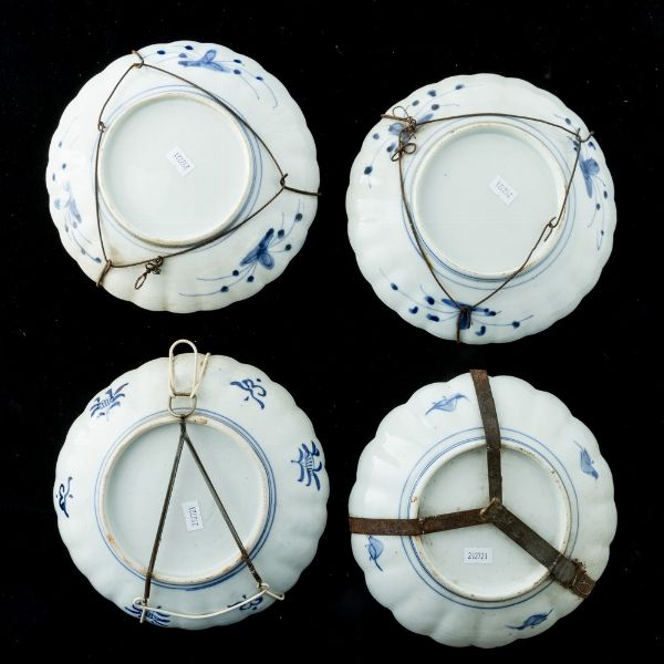 Quattro piatti in porcellana Imari con decori floreali, Giappone, periodo Meiji (1868-1912)  - Asta Arte orientale  - Associazione Nazionale - Case d'Asta italiane
