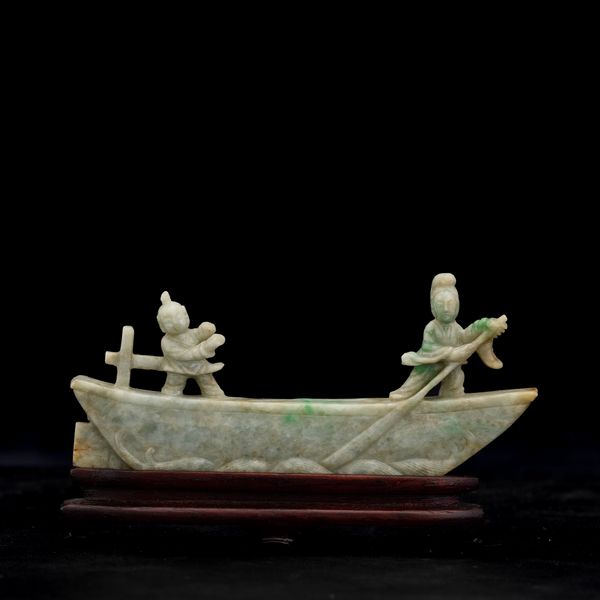 Gruppo scolpito in giadeite con sfumature green apple raffigurante imbarcazione con personaggi, Cina, Dinastia Qing, XIX secolo  - Asta Arte orientale  - Associazione Nazionale - Case d'Asta italiane