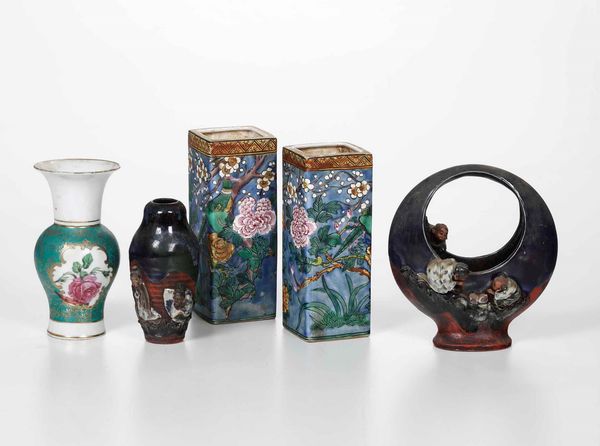 Lotto composto da cinque oggetti in porcellana, Cina, XX secolo  - Asta Arte orientale  - Associazione Nazionale - Case d'Asta italiane