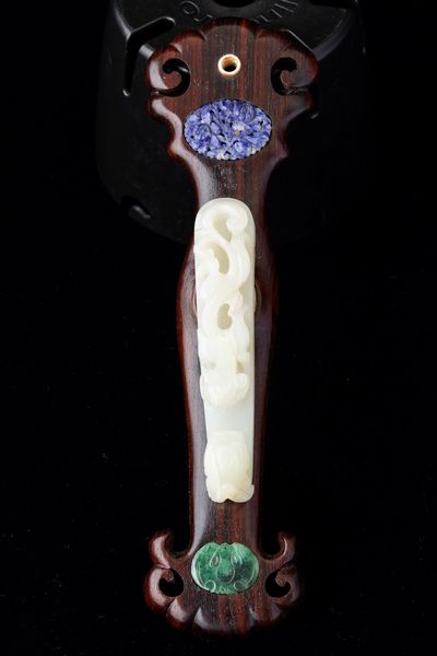 Fibbia a guisa di draghetto scolpita in giada bianca, Cina, Dinastia Qing, epoca Qianlong (1736-1796)  - Asta Arte orientale  - Associazione Nazionale - Case d'Asta italiane