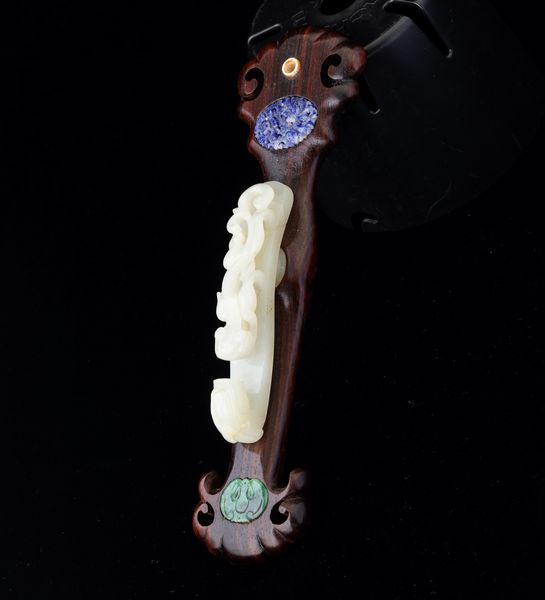 Fibbia a guisa di draghetto scolpita in giada bianca, Cina, Dinastia Qing, epoca Qianlong (1736-1796)  - Asta Arte orientale  - Associazione Nazionale - Case d'Asta italiane