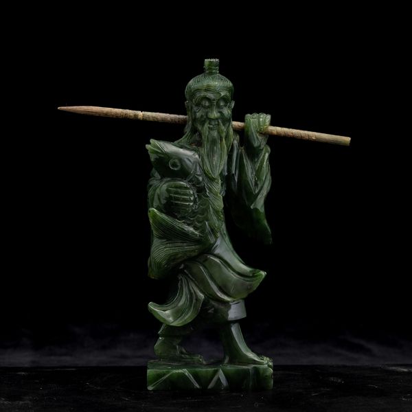 Scultura raffigurante pescatore in giada spinacio, Cina, XX secolo  - Asta Arte orientale  - Associazione Nazionale - Case d'Asta italiane