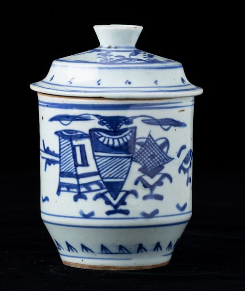 Vaso cilindrico con coperchio in porcellana bianca e blu con decoro naturalistico, Cina, Dinastia Qing, XIX secolo  - Asta Arte orientale  - Associazione Nazionale - Case d'Asta italiane