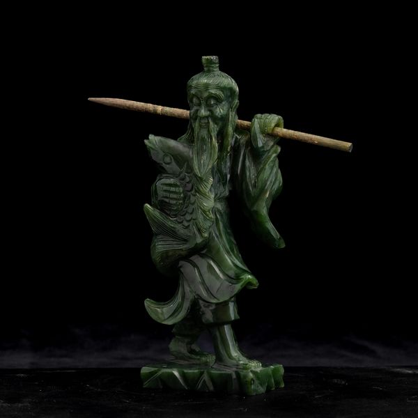 Scultura raffigurante pescatore in giada spinacio, Cina, XX secolo  - Asta Arte orientale  - Associazione Nazionale - Case d'Asta italiane