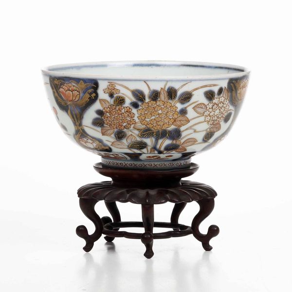 Ciotola in porcellana Imari con decoro floreale, Cina, Dinastia Qing, XIX-XX secolo  - Asta Arte orientale  - Associazione Nazionale - Case d'Asta italiane