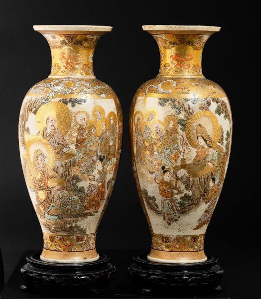 Coppia di vasi in porcellana Satsuma con figure di divinit�, Giappone, periodo Meiji (1868-1912)  - Asta Arte orientale  - Associazione Nazionale - Case d'Asta italiane