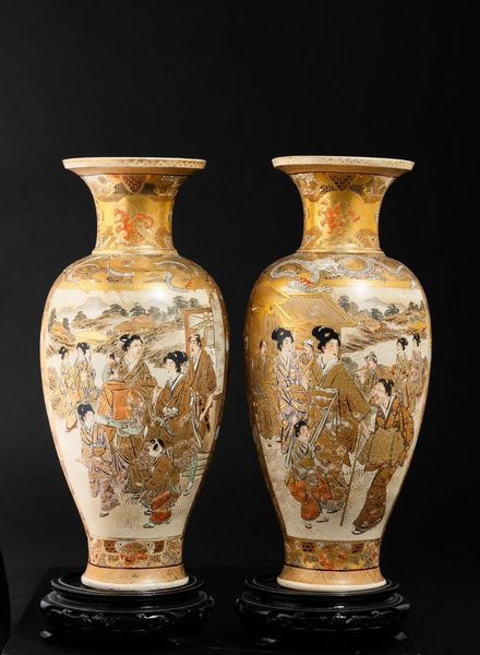 Coppia di vasi in porcellana Satsuma con figure di divinit�, Giappone, periodo Meiji (1868-1912)  - Asta Arte orientale  - Associazione Nazionale - Case d'Asta italiane