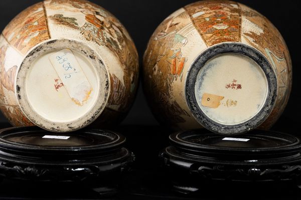 Coppia di vasi in porcellana Satsuma con figure di divinit�, Giappone, periodo Meiji (1868-1912)  - Asta Arte orientale  - Associazione Nazionale - Case d'Asta italiane