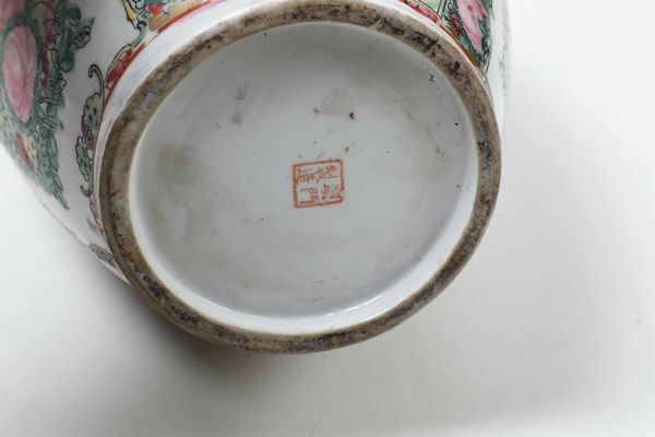 Vaso in porcellana con decori floreali e scene di vita comune entro riserve, Cina, XX secolo  - Asta Arte orientale  - Associazione Nazionale - Case d'Asta italiane