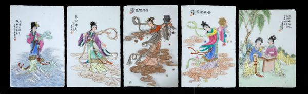 Cinque placche in porcellana a smalti policromi con iscrizioni e fanciulle, Cina, XX secolo  - Asta Arte orientale  - Associazione Nazionale - Case d'Asta italiane