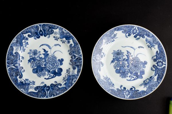 Coppia di piatti in porcellana bianca e blu con decori floreali, Giappone, periodo Meiji (1868-1912)  - Asta Arte orientale  - Associazione Nazionale - Case d'Asta italiane