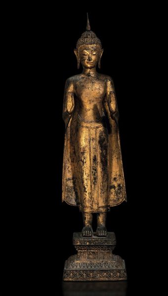 Figura di Buddha stante in bronzo dorato, Thailandia, XIX secolo  - Asta Arte orientale  - Associazione Nazionale - Case d'Asta italiane