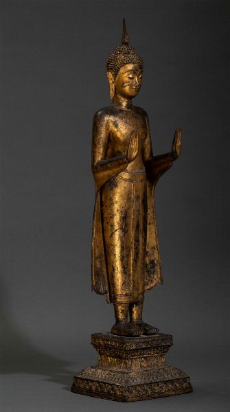 Figura di Buddha stante in bronzo dorato, Thailandia, XIX secolo  - Asta Arte orientale  - Associazione Nazionale - Case d'Asta italiane