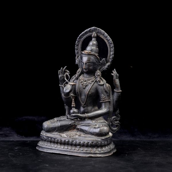 Figura di Buddha in bronzo entro aura seduto su doppio fiore di loto, Cina, Dinastia Qing, XIX secolo  - Asta Arte orientale  - Associazione Nazionale - Case d'Asta italiane