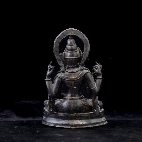 Figura di Buddha in bronzo entro aura seduto su doppio fiore di loto, Cina, Dinastia Qing, XIX secolo  - Asta Arte orientale  - Associazione Nazionale - Case d'Asta italiane
