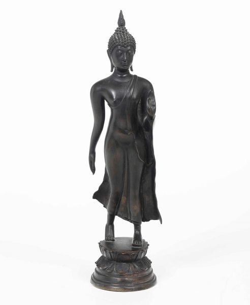 Figura di Buddha stante in bronzo, Thailandia, XIX secolo  - Asta Arte orientale  - Associazione Nazionale - Case d'Asta italiane
