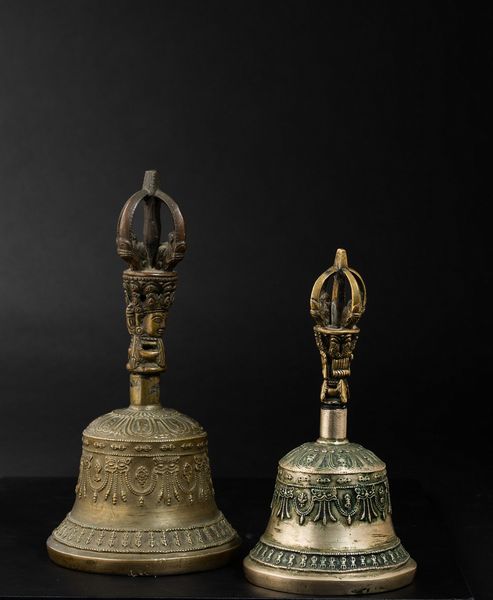 Due campane rituali in bronzo, Tibet, XIX secolo  - Asta Arte orientale  - Associazione Nazionale - Case d'Asta italiane