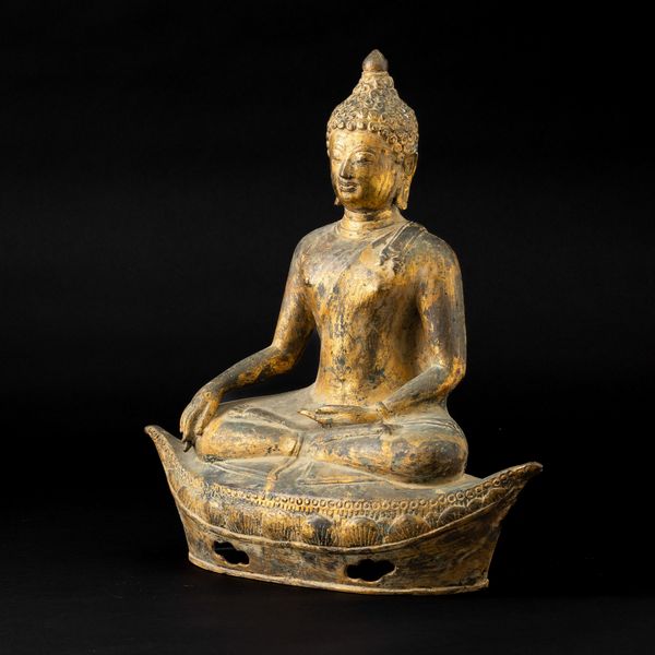 Figura di Buddha Sakyamuni in bronzo dorato, Thailandia, XIX secolo  - Asta Arte orientale  - Associazione Nazionale - Case d'Asta italiane